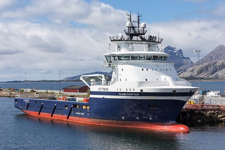 Supply_vessel__Island_Chieftain__in_Sandnessjøen